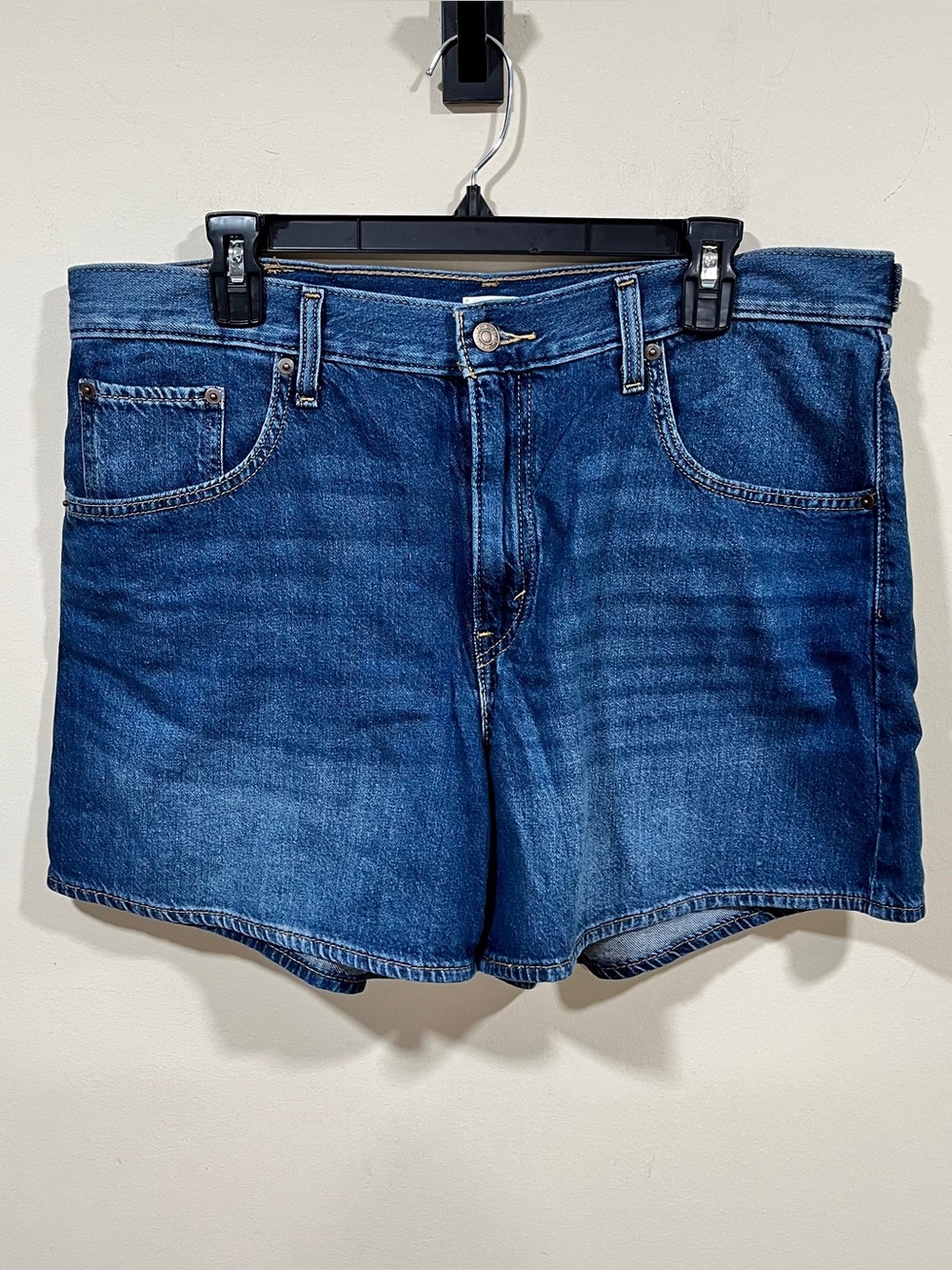 Levi’s CINCH SHORTs size 33 denim blue shorts women’s
